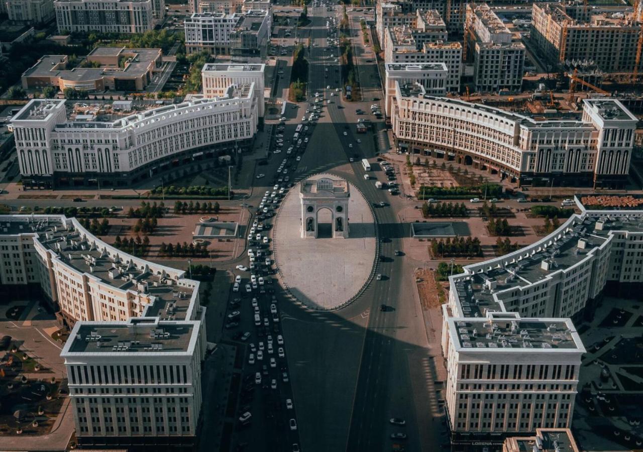 Paris возле триумфальной арки *